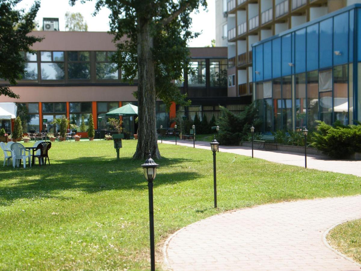 Hotel Magistern Konferencia és WellnessHotel Siófok Esterno foto
